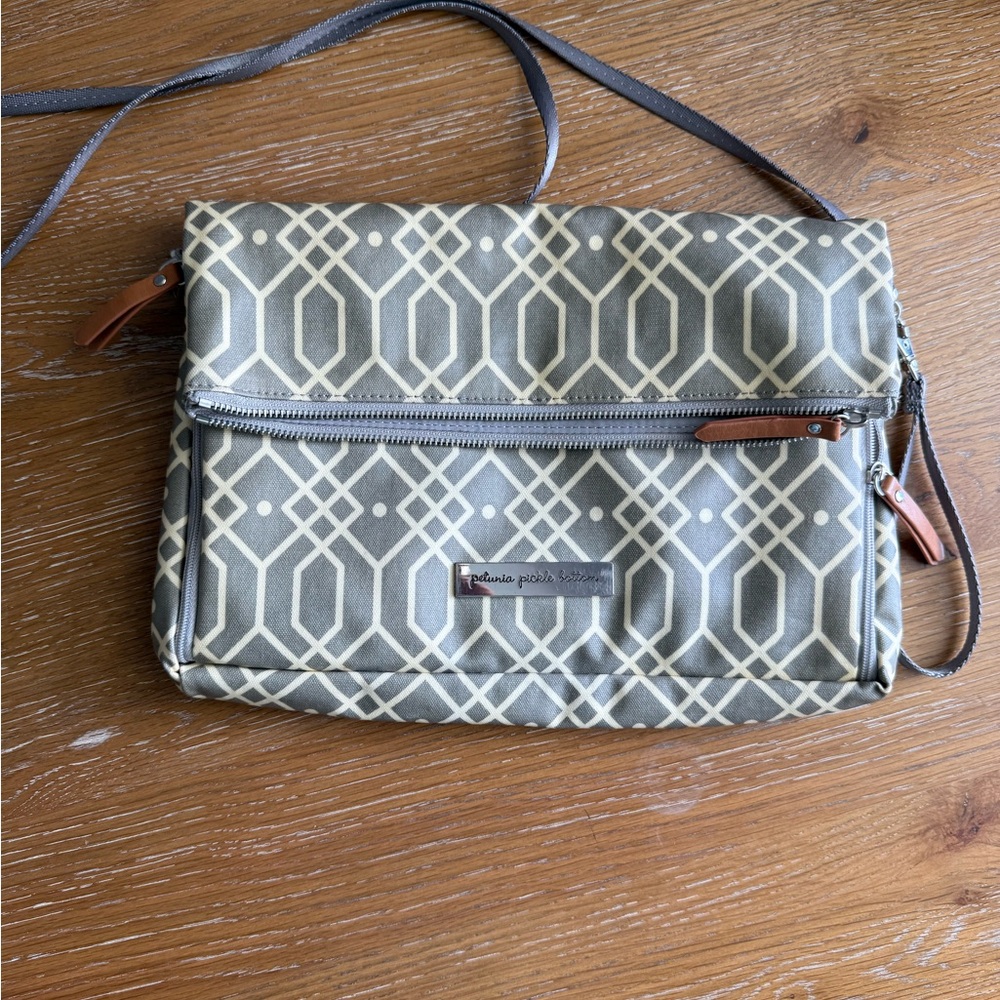 Petunia Pickle Bottom Gray and Cream Corssbody diaper bag